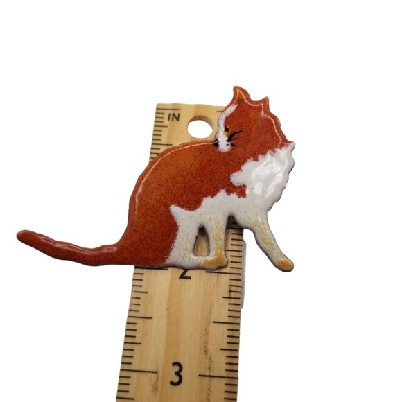 Vintage Brooch Cat Enamel Brown White Kitty Sitting Flat Jewelry Pet Animal Meow - Picture 5 of 6